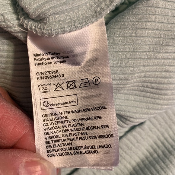 NWOT.  H&M off the shoulder top.  XXL. - Picture 7 of 7